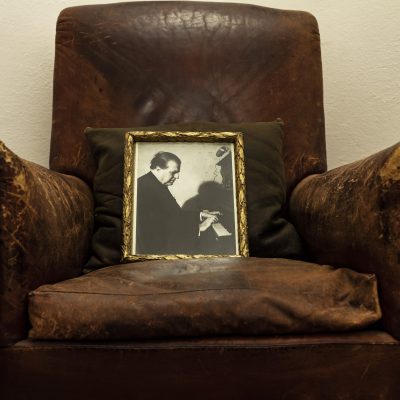 Armchair and photo of the Master
